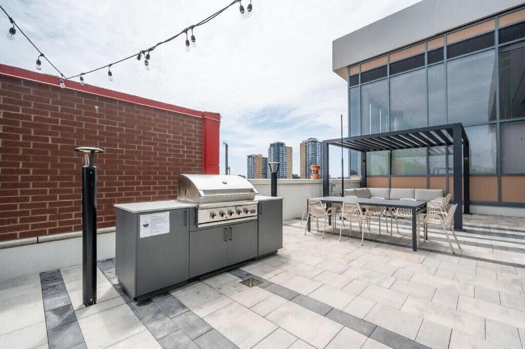 Stylish 2Br Condo - Balcony - Stunning City View Kitchener Exterior foto